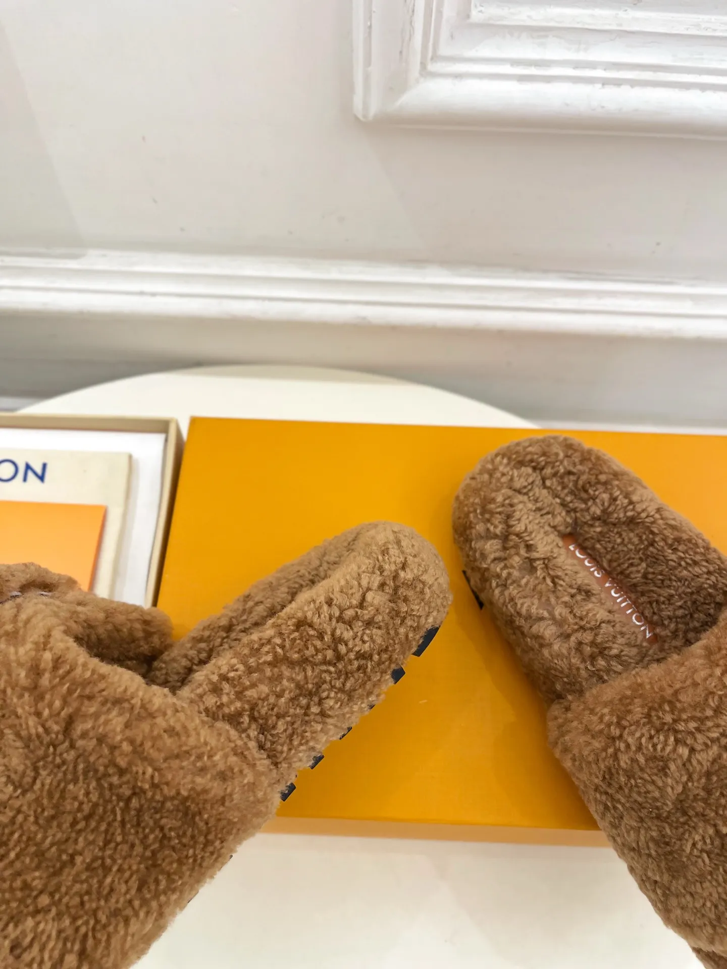 👟👟Ex-factory price 480👟👟 | Louis Vuitton 25𝐬𝐬 🧡💚2025 spring and summer new style top version⚠️ The counter features the latest LV wallet fur slippers, new hard goods🆕 ❥BS purchasing level! Full of high-end feel! A popular model among bloggers at home and abroad, it’s retro and fashionable and looks amazing on your feet! Mainly recommended model on the official website★ ━━━━━ ЅᏇєєt ━━━━━ ▪️Upper: Original custom-made wool ▪️Lining: imported goat hair lining ▪️Outsole: Original custom-made non-slip outsole ▪️Heel height: flat ▪️Shoe size: 35-39 (40.41.42 customization is not returnable)